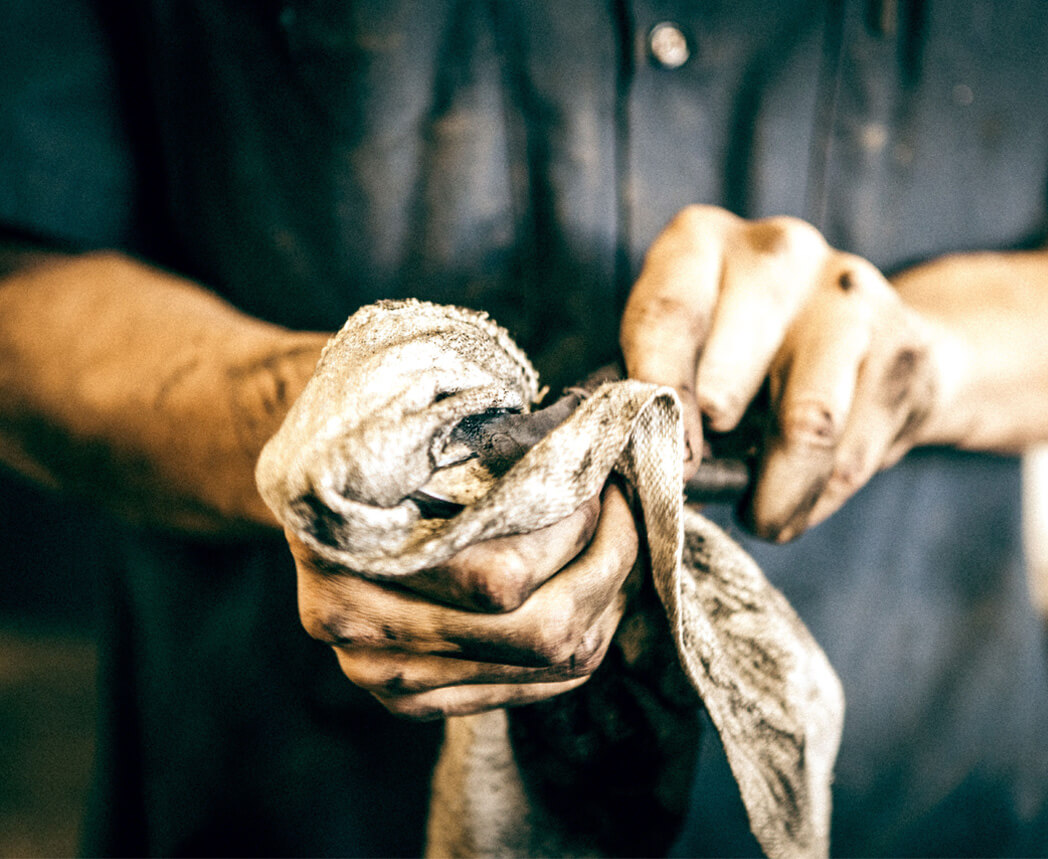 Mécanicien nettoyant une pièce