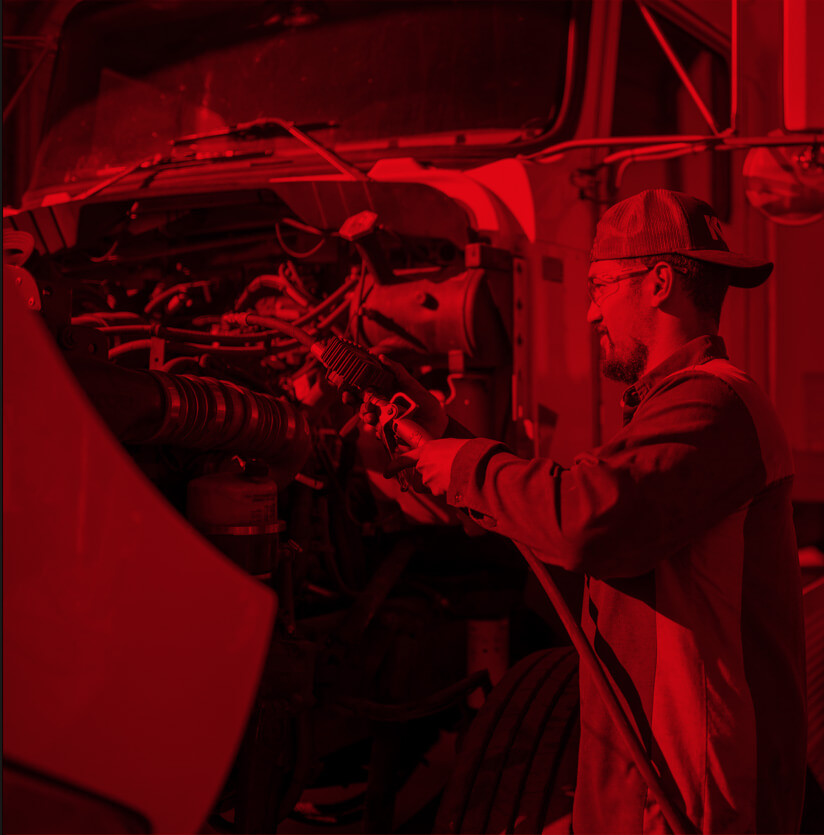 Mécanicien effectuant la maintenance d’un moteur diesel de camion lourd
